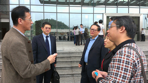 与教育部高教司副司长石鹏建(左一)、北京协和医院党委书记李立明(左三)进行交流