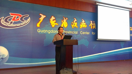 龙鼎新教授在会上做交流发言