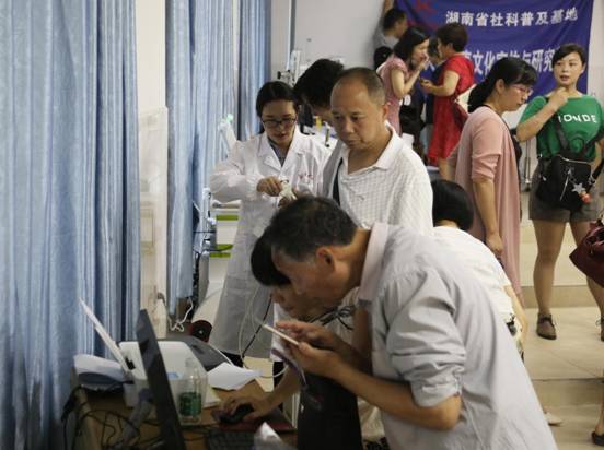 2018年5月25日,南华大学best365英国在线体育的教师在为学校师生体检。 (7)
